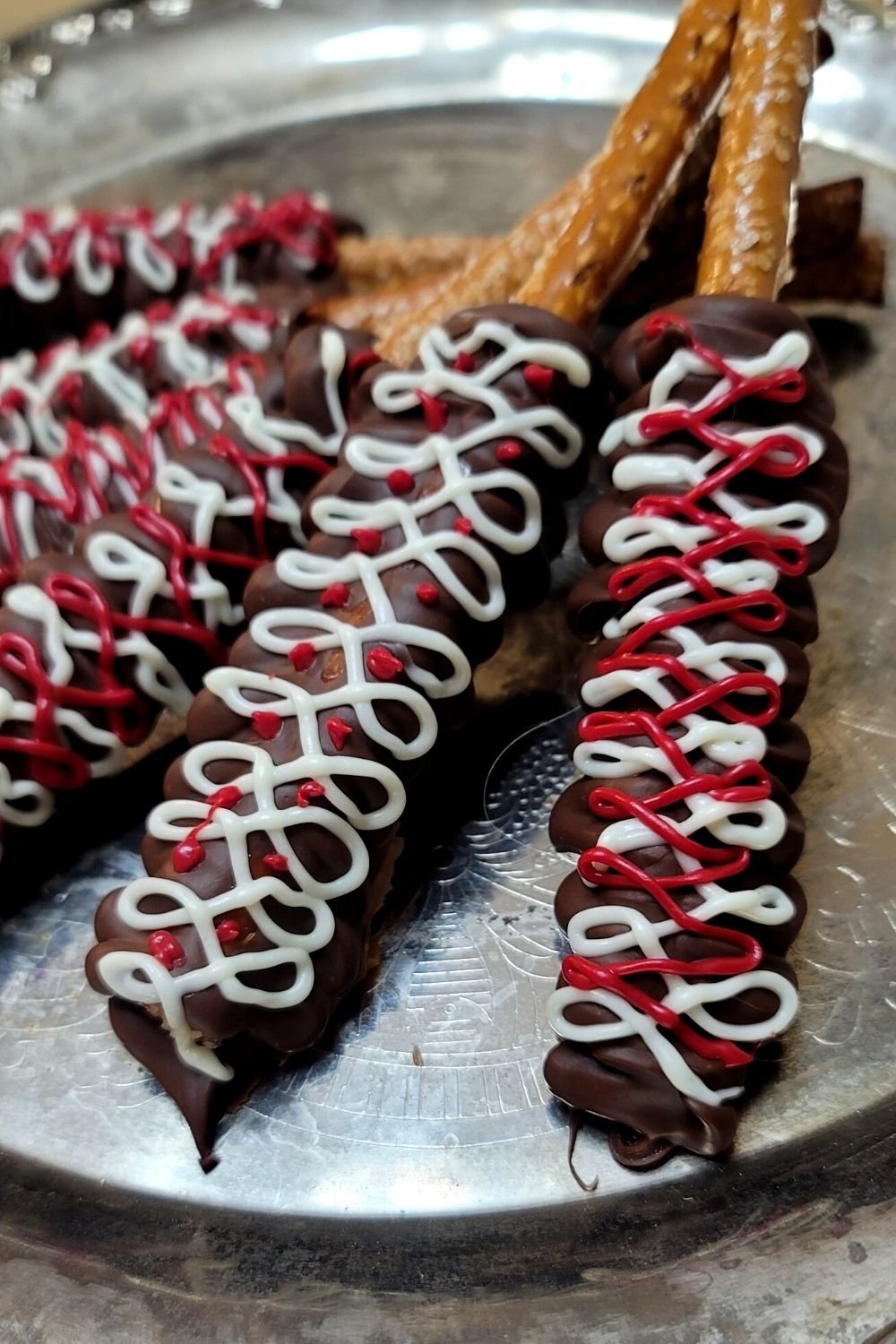 easy caramel chocolate pretzels holiday treat cookie exchange tutorial